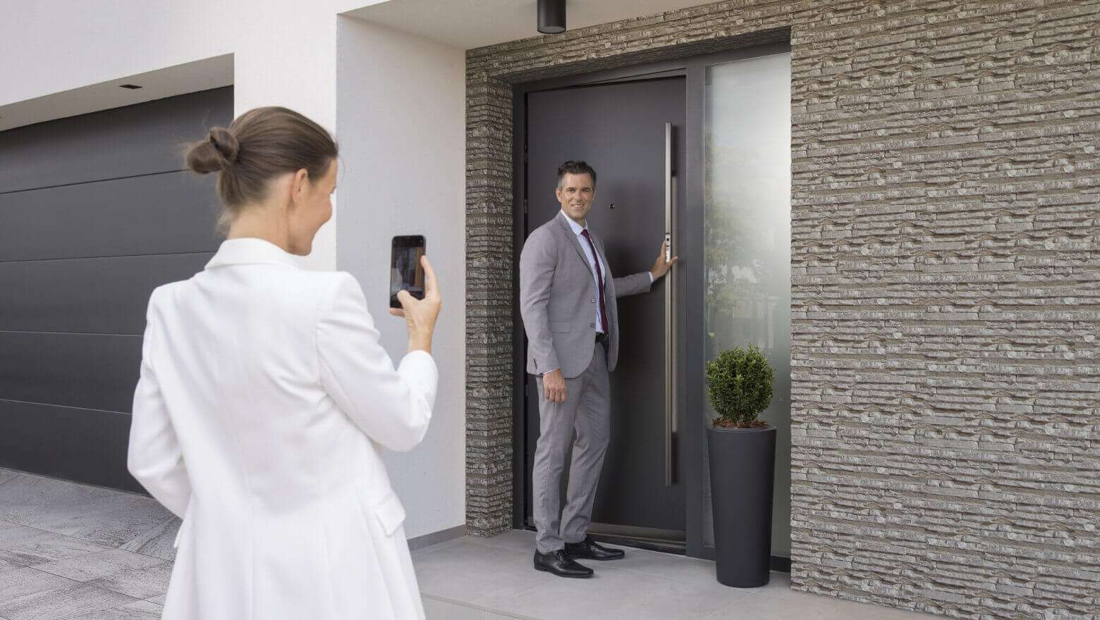 Des portes d'entrée modernes en aluminium